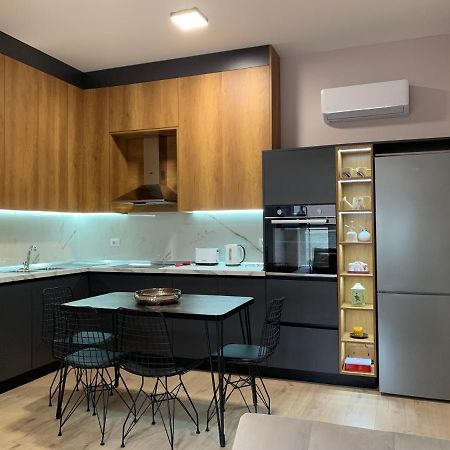 Lovely 1-Bedroom Condo In Tirana Wifi-Netflix-Ac Luaran gambar