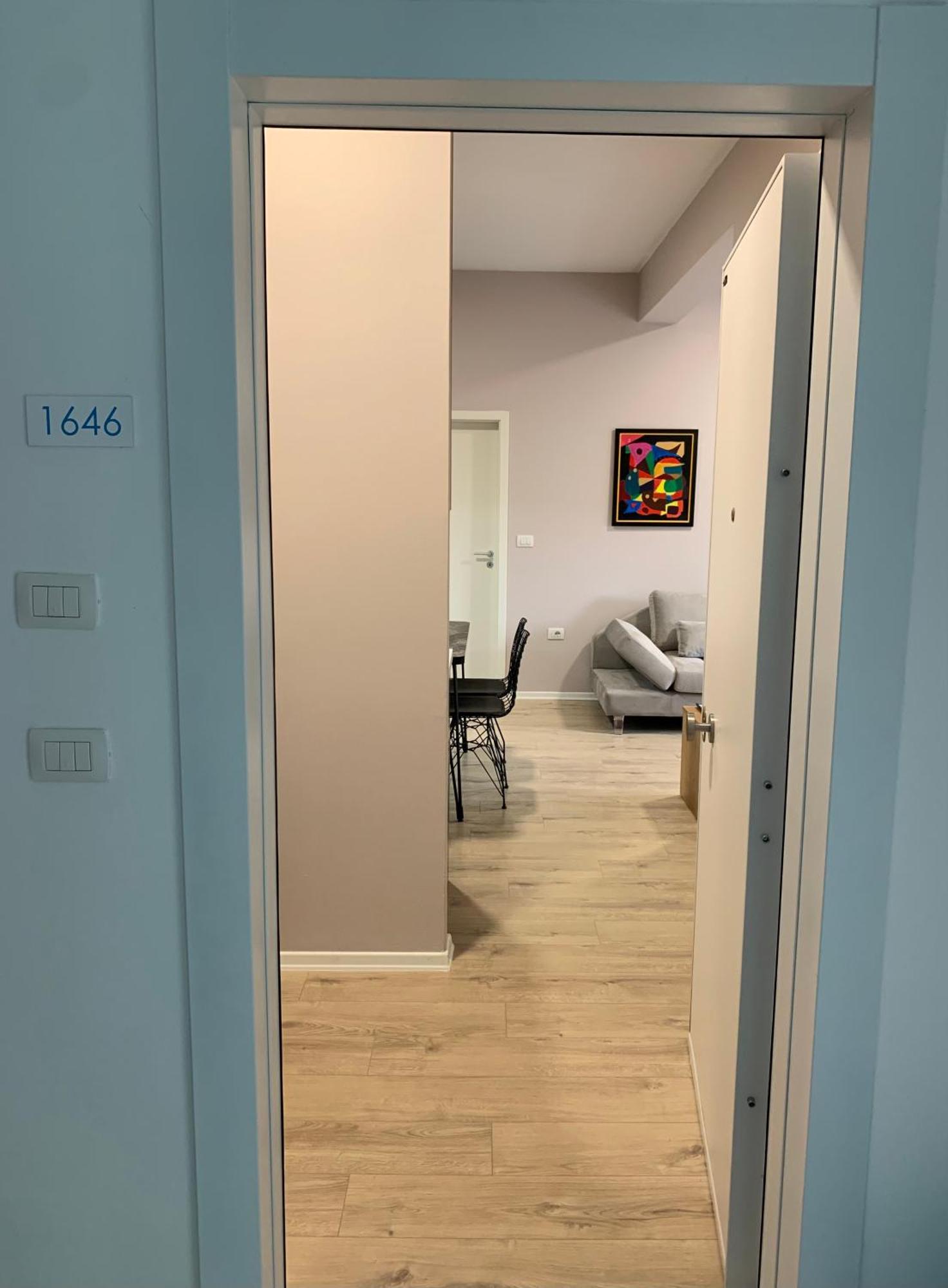 Lovely 1-Bedroom Condo In Tirana Wifi-Netflix-Ac Luaran gambar